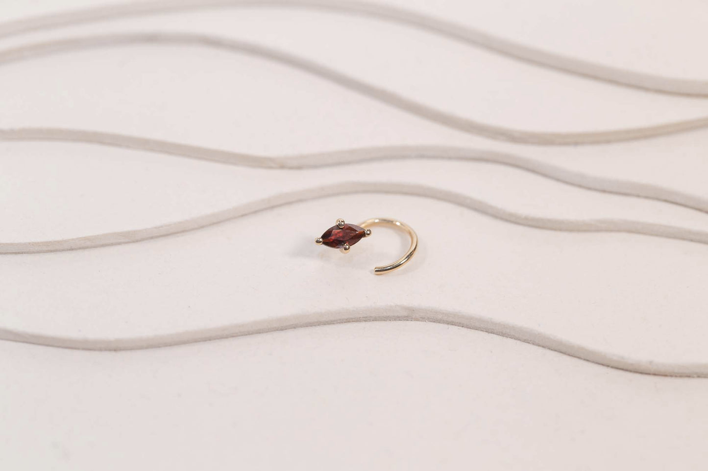 Boucle d'oreille Piton Double Grenat